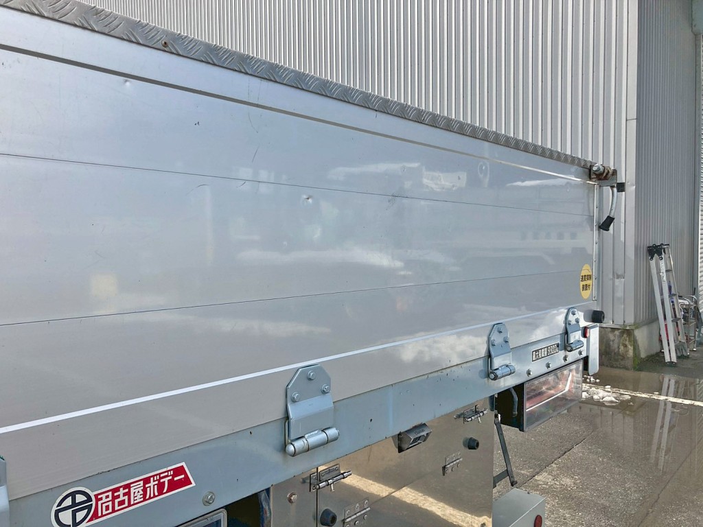 リヤアオリの所々にヘコミがあります。|いすゞ ギガ 2PG-CYM77CMの写真25