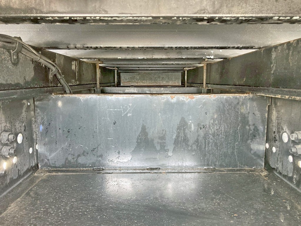 リヤレール中央の物入れの状態です。|いすゞ ギガ 2PG-CYM77CMの写真26