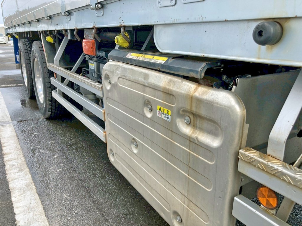 マフラーカバーにヘコミがあります。|いすゞ ギガ 2PG-CYM77CMの写真27