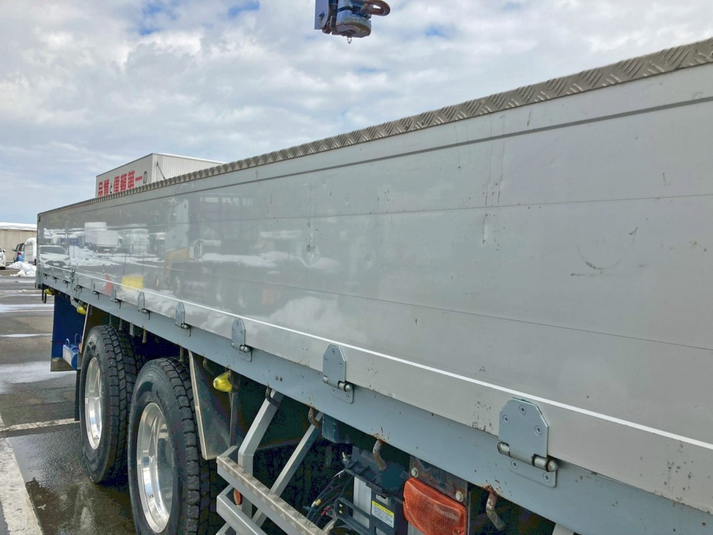 運転席側アオリの所々にヘコミがあります。(前方)|いすゞ ギガ 2PG-CYM77CMの写真28