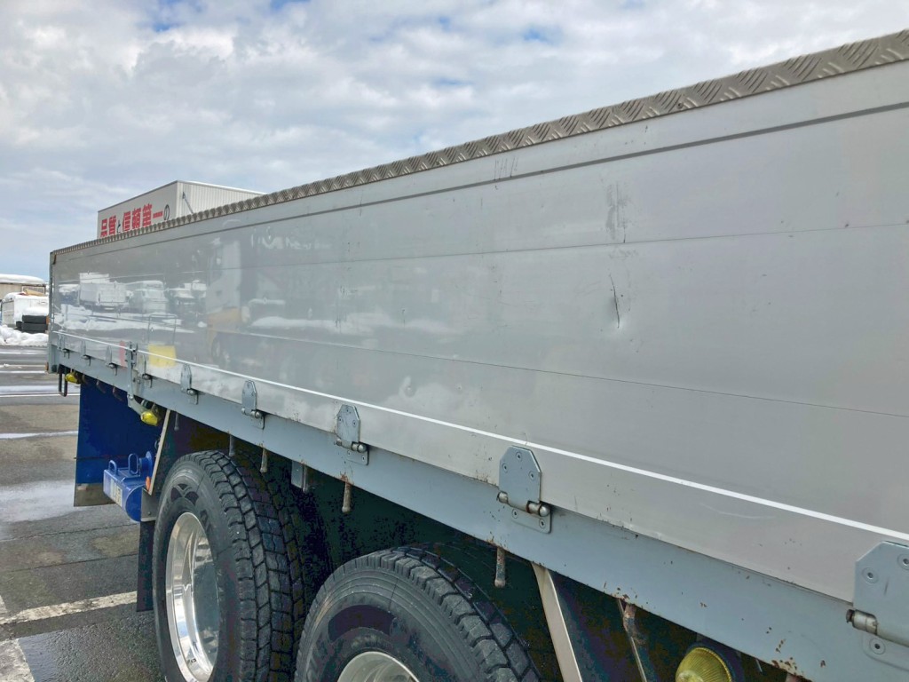 運転席側アオリの所々にヘコミがあります。(中央部)|いすゞ ギガ 2PG-CYM77CMの写真29