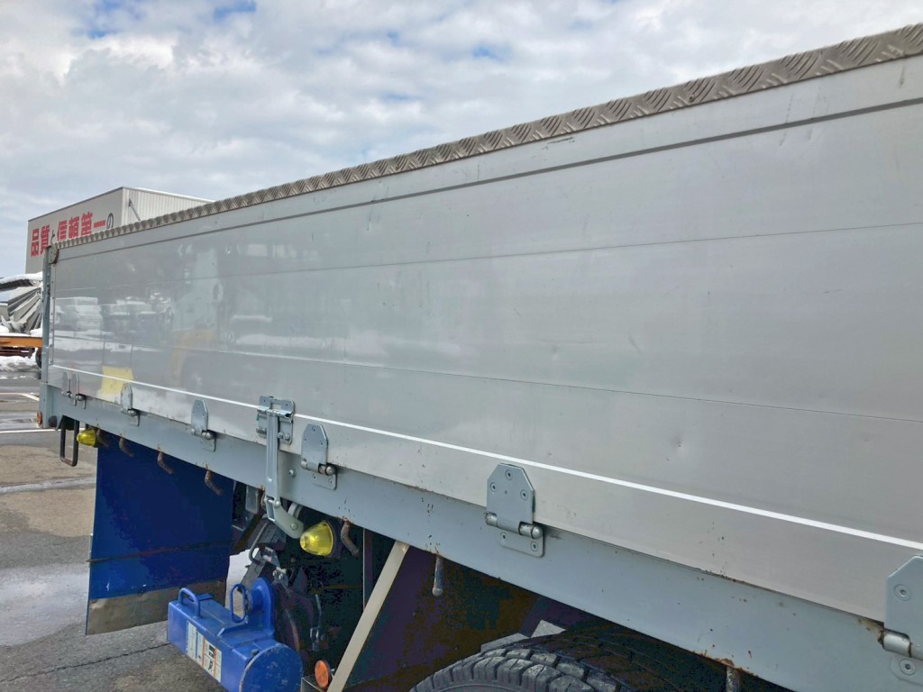 運転席側アオリの所々にヘコミがあります。(後方)|いすゞ ギガ 2PG-CYM77CMの写真30