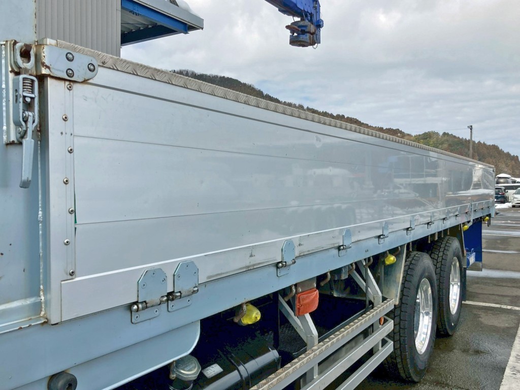 助手席側アオリの所々にヘコミ・引きキズがあります。(前方)|いすゞ ギガ 2PG-CYM77CMの写真31