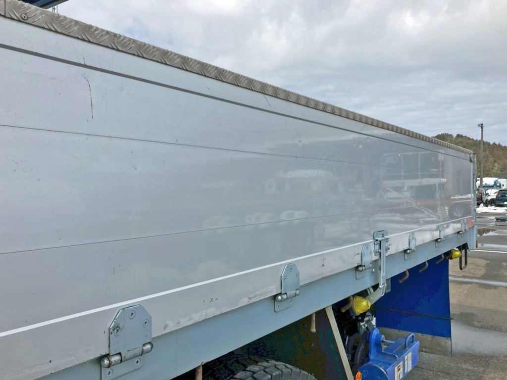 助手席側アオリの所々にヘコミ・引きキズがあります。(中央部)|いすゞ ギガ 2PG-CYM77CMの写真34