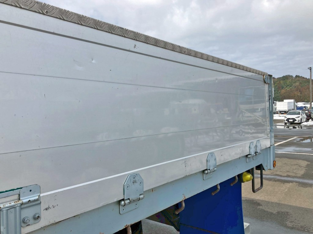 助手席側アオリの所々にヘコミ・引きキズがあります。(後方)|いすゞ ギガ 2PG-CYM77CMの写真35