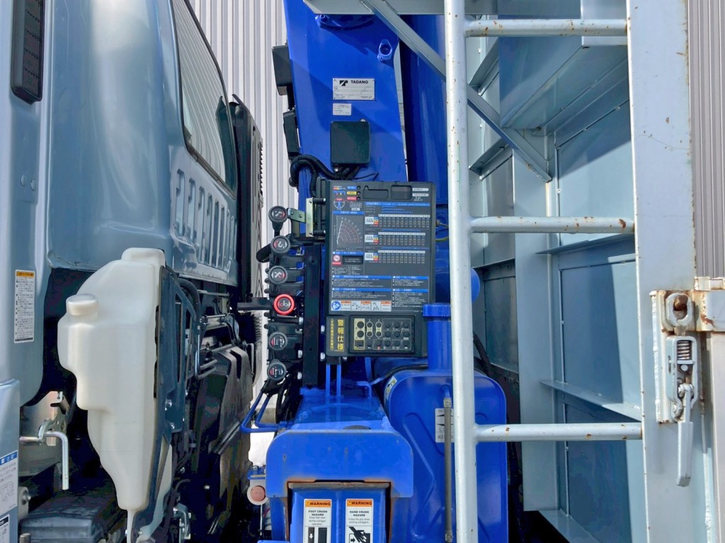 クレーンの操作レバーです。|いすゞ ギガ 2PG-CYM77CMの写真38