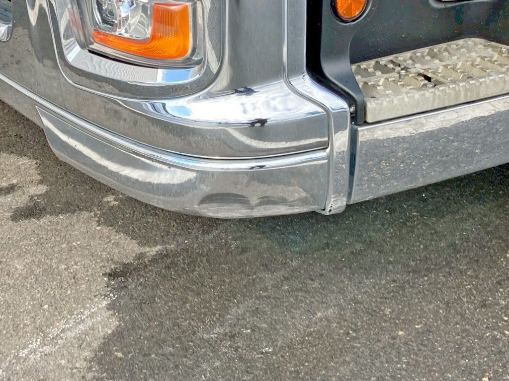 フロントバンパー助手席側にヘコミがあります。|いすゞ ギガ 2PG-CYM77CMの写真49