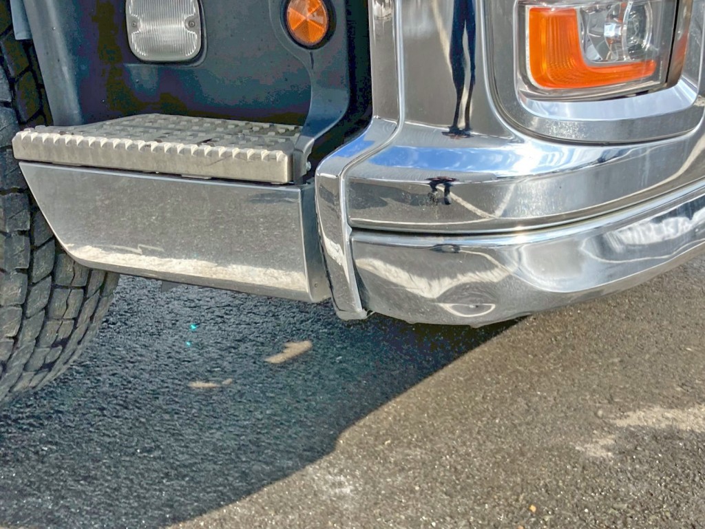 フロントバンパー運転席側にヘコミ 及び ステップカバーに引きキズが付いています。|いすゞ ギガ 2PG-CYM77CMの写真50