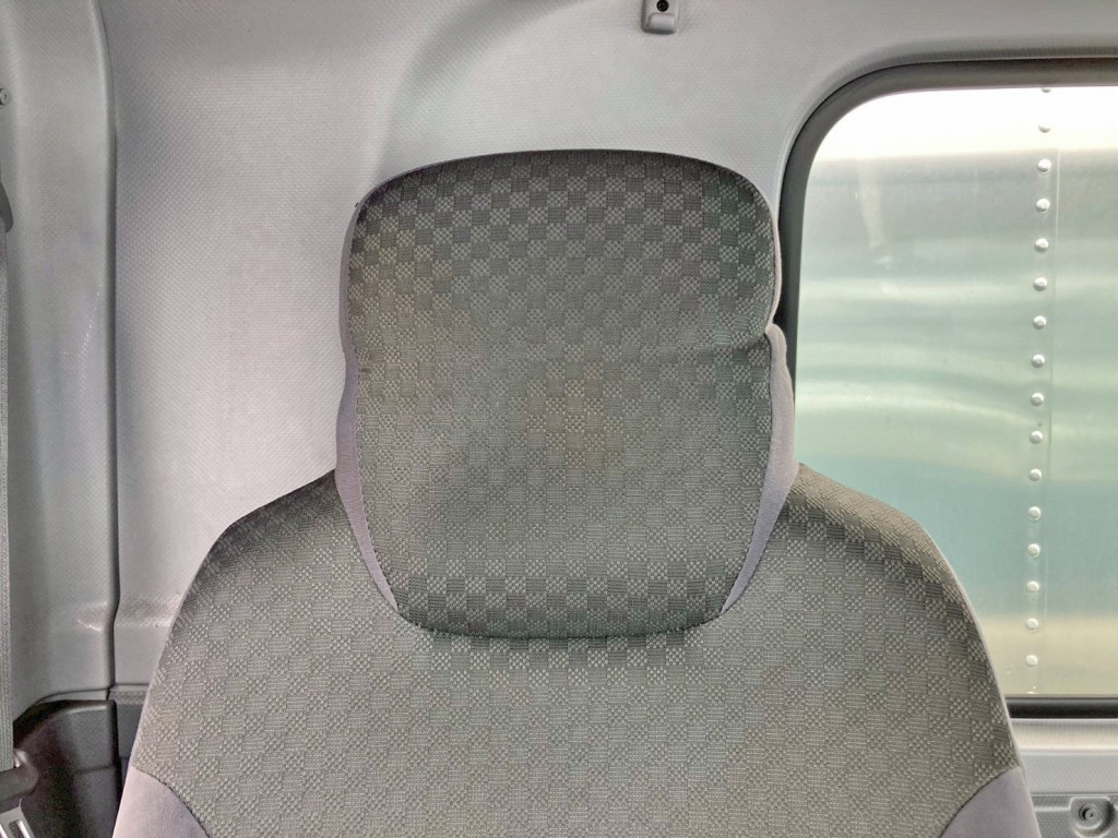 運転席シートにヘコミがあります。|いすゞ フォワード 2RG-FRR90S2(2WD)の写真9
