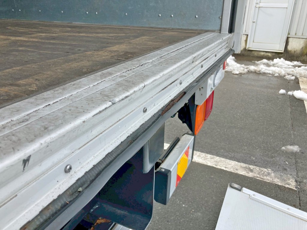 門口下部パッキンに曲がりがあります。|いすゞ フォワード 2RG-FRR90S2(2WD)の写真12