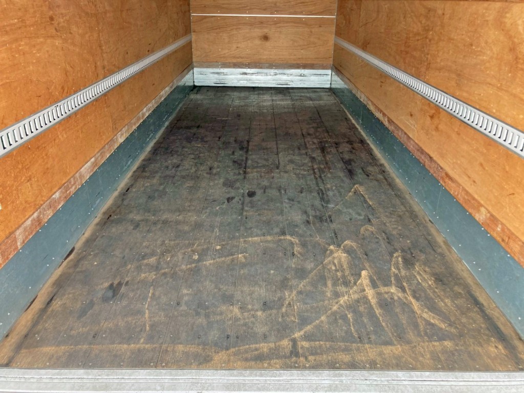 床は板張りです。|いすゞ フォワード 2RG-FRR90S2(2WD)の写真13