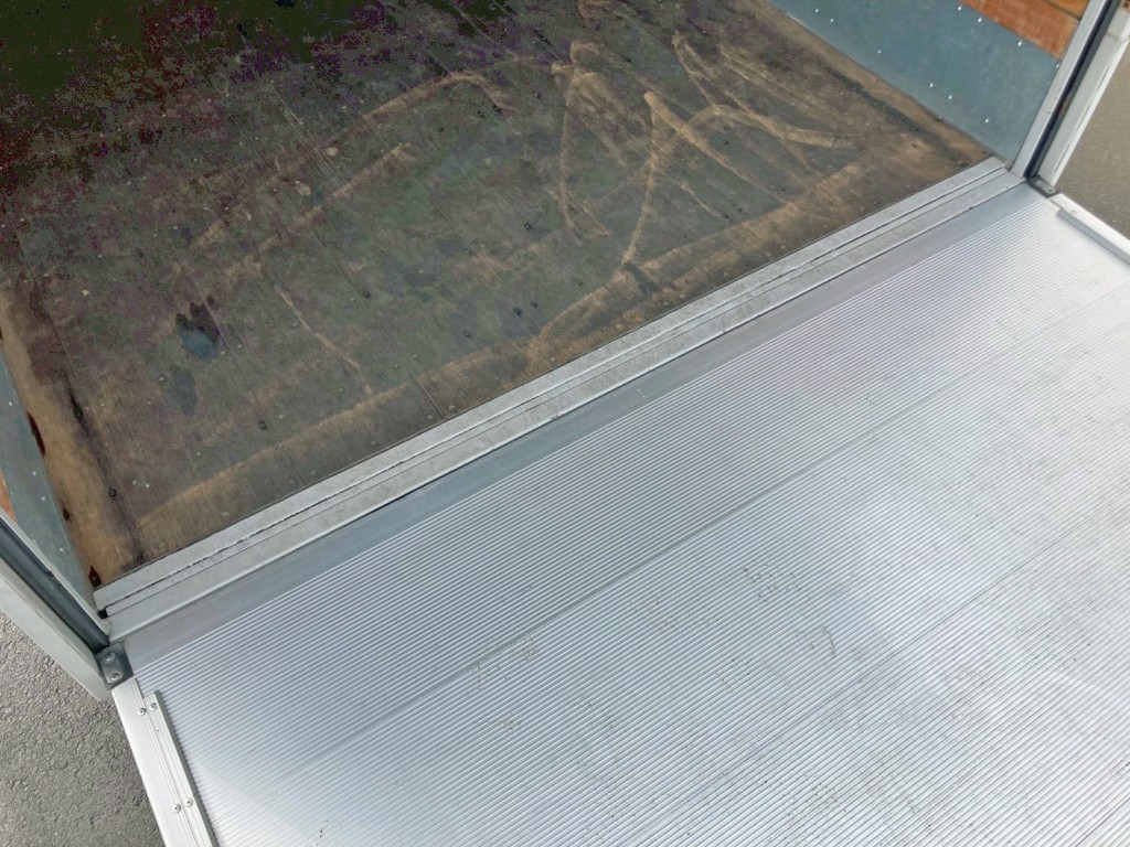 ゲートを上限まで上げた状態です。|いすゞ フォワード 2RG-FRR90S2(2WD)の写真17