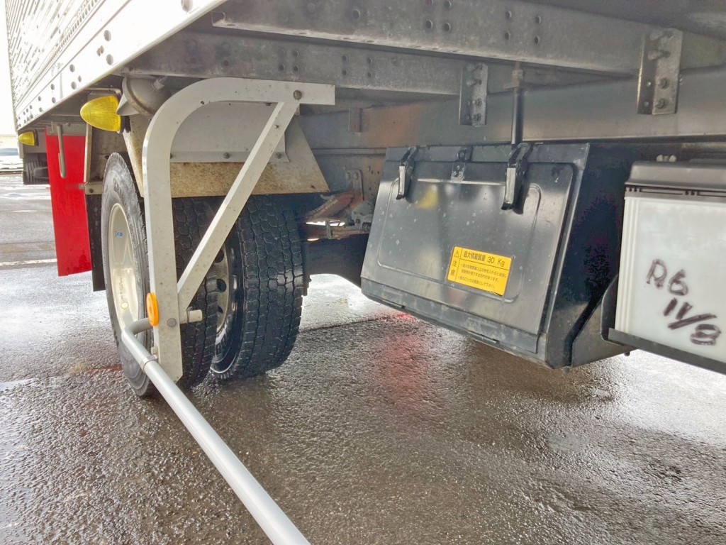 ボディー運転席側中央部に工具箱が付いています。|いすゞ フォワード 2RG-FRR90S2(2WD)の写真21