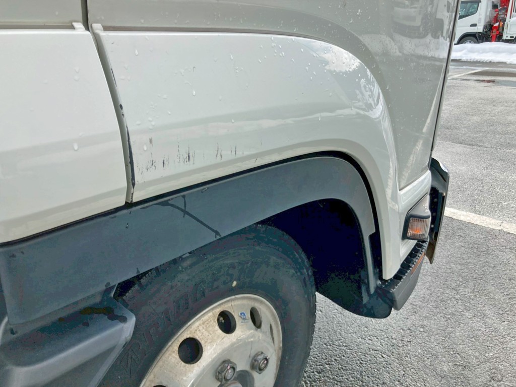 運転席ドアにキズがあります。|いすゞ フォワード 2RG-FRR90S2(2WD)の写真24