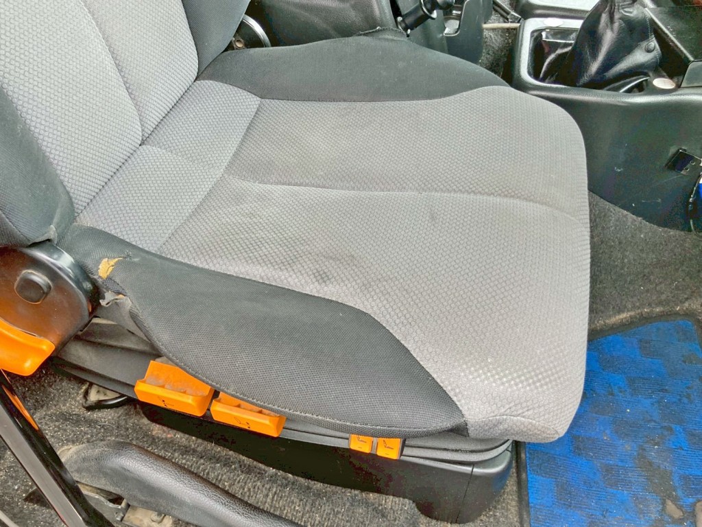 運転席座面にヘタリ・破れがあります。|日野 プロフィア QKG-FS1EKDAの写真8