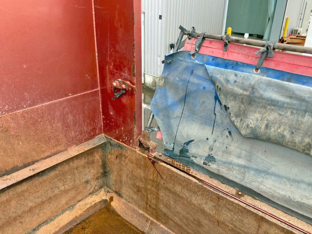 ボディー前方運転席側にコボレーンストッパーが付いています。|日野 プロフィア QKG-FS1EKDAの写真14