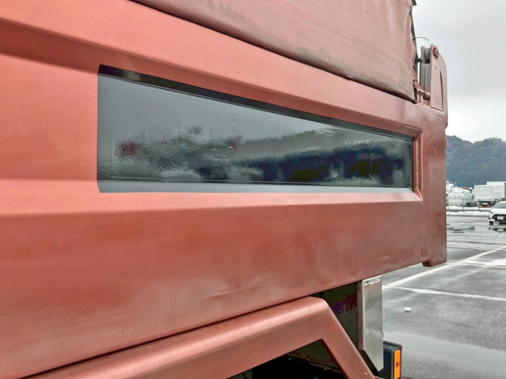 助手席側アオリ後方にシールはがし跡があります。|日野 プロフィア QKG-FS1EKDAの写真28