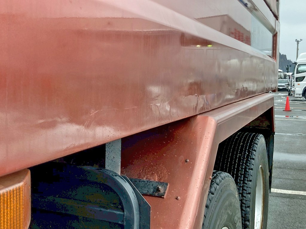 助手席側アオリ下部に少々歪みがあります。|日野 プロフィア QKG-FS1EKDAの写真29