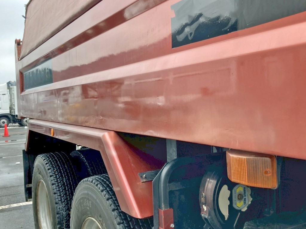 運転席側アオリ下部に少々歪みがあります。|日野 プロフィア QKG-FS1EKDAの写真32