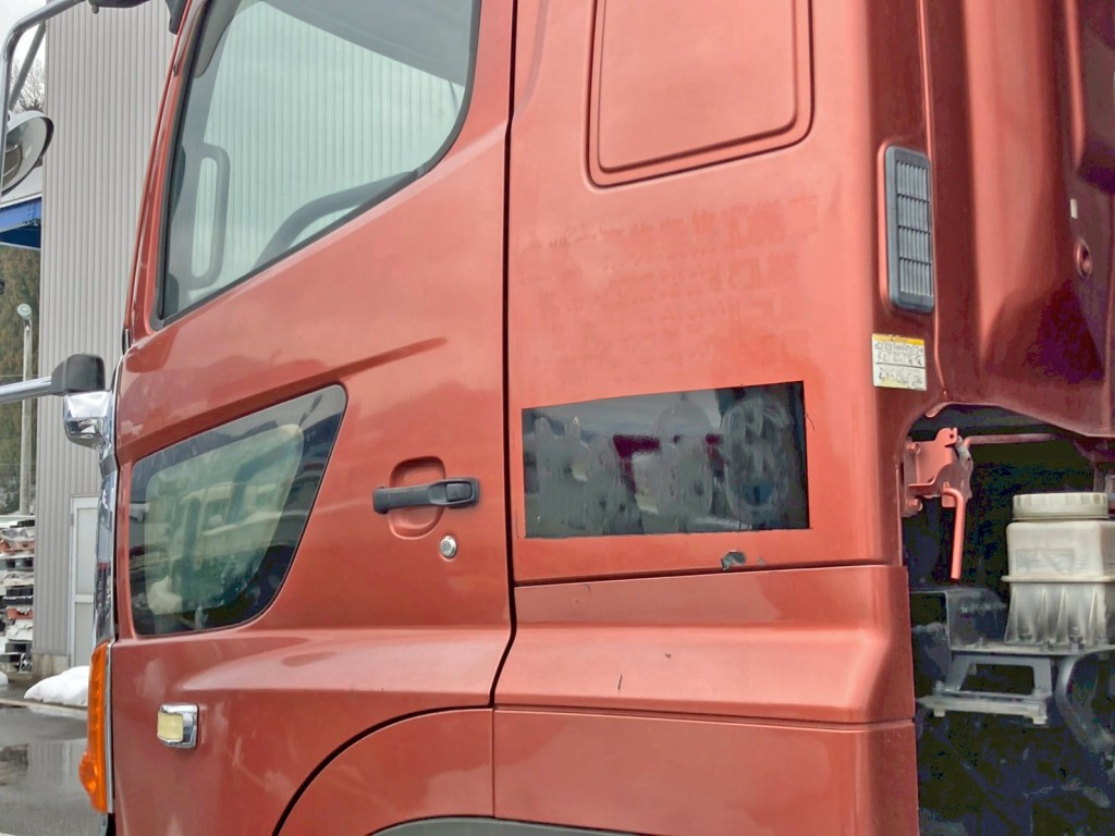 助手席側クォーターパネルにシールはがし跡があります。|日野 プロフィア QKG-FS1EKDAの写真33