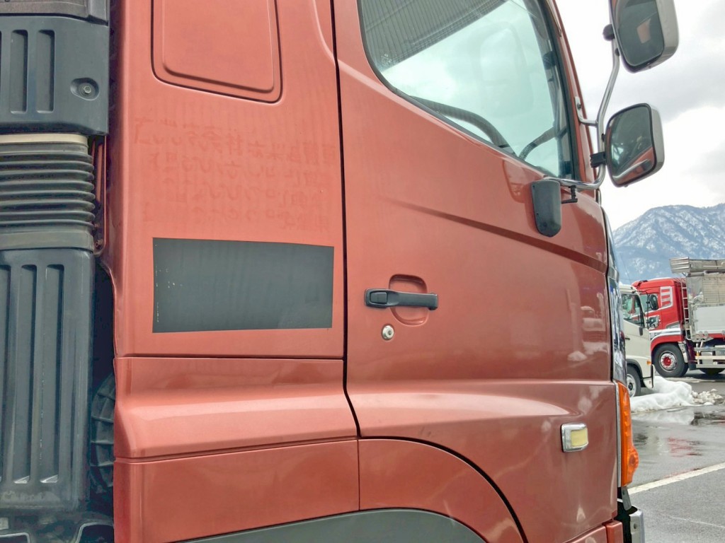 運転席側クォーターパネルにシールはがし跡があります。|日野 プロフィア QKG-FS1EKDAの写真34