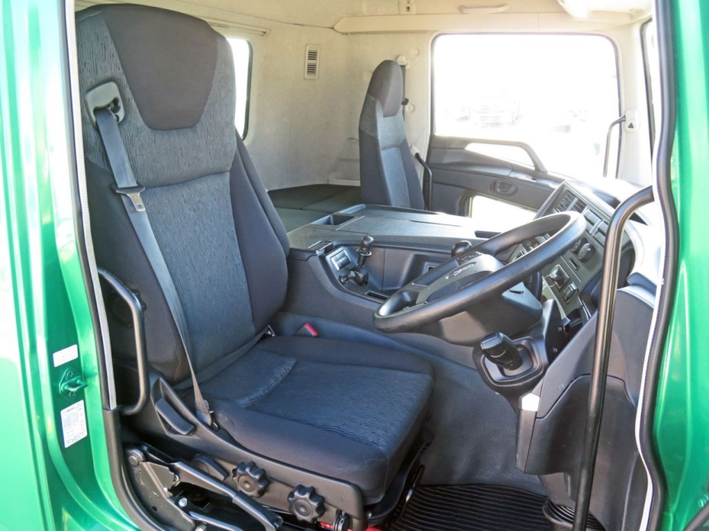 運転席座面にヘタリがあります。|三菱 スーパーグレート 2KG-FV70HXの写真11