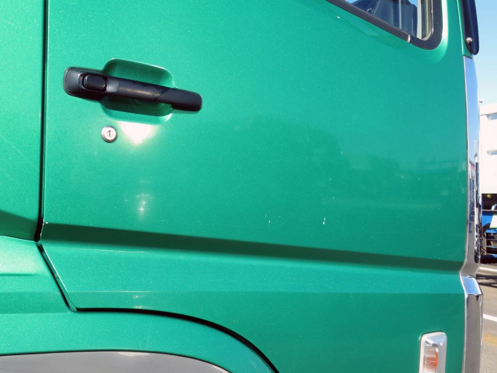 運転席側のドアに細かいキズがあります。|三菱 スーパーグレート 2KG-FV70HXの写真62