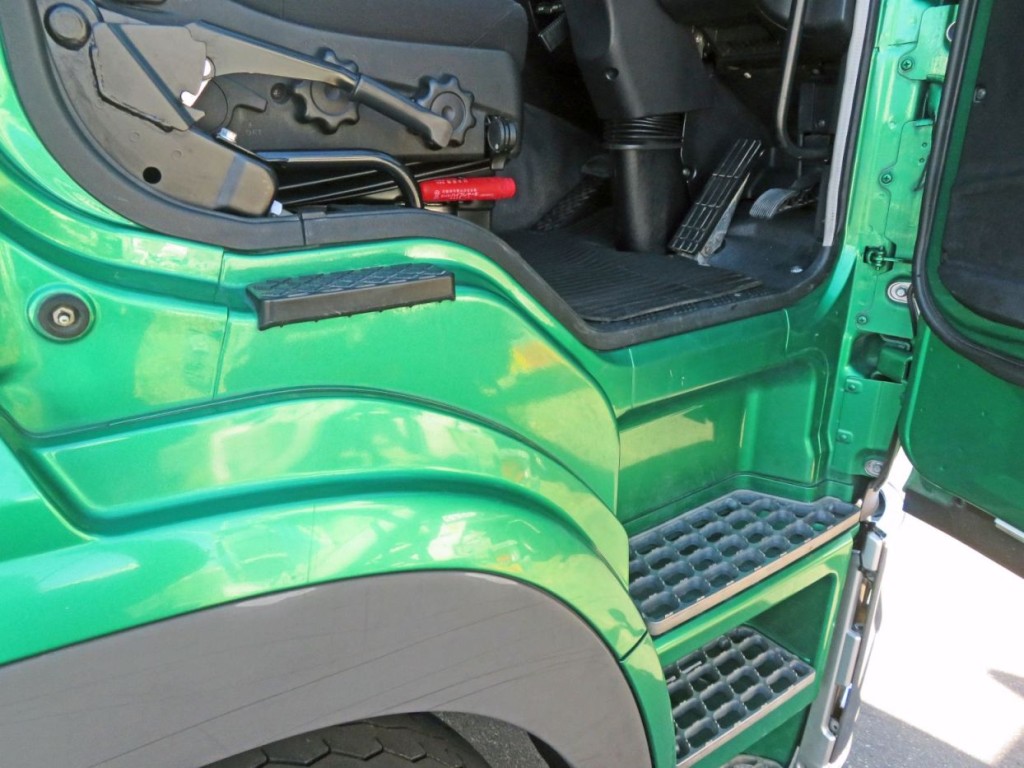 運転席側乗り口に細かいキズがあります。|三菱 スーパーグレート 2KG-FV70HXの写真68