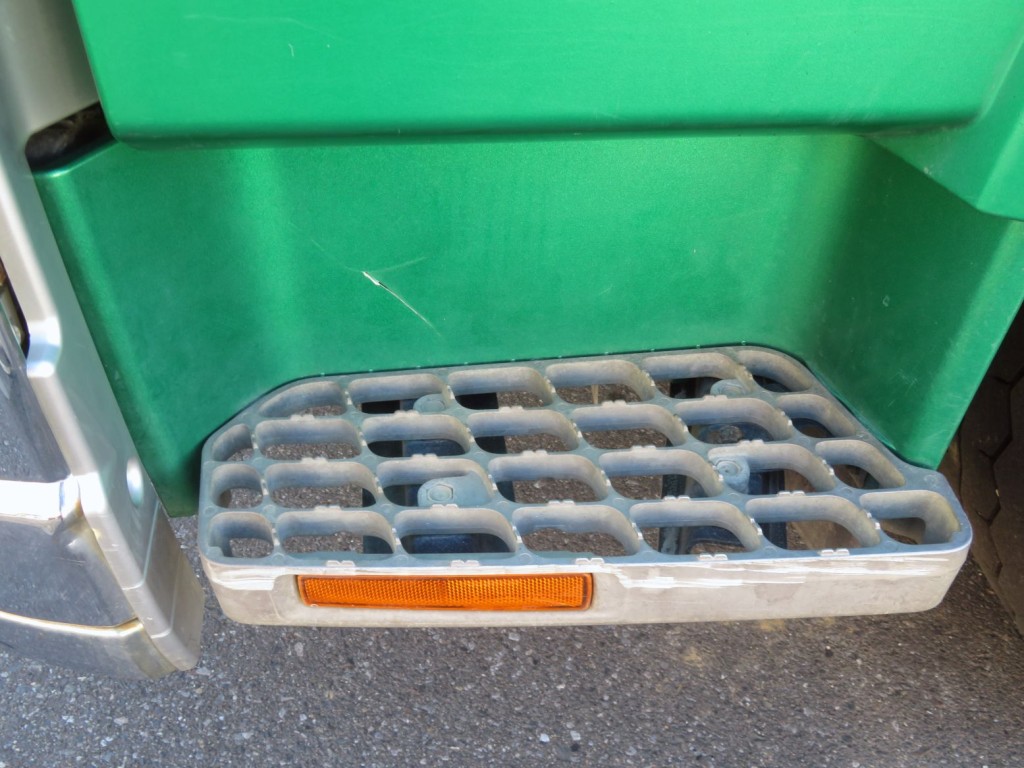 助手席側ステップに割れがあります。|三菱 スーパーグレート 2KG-FV70HXの写真72