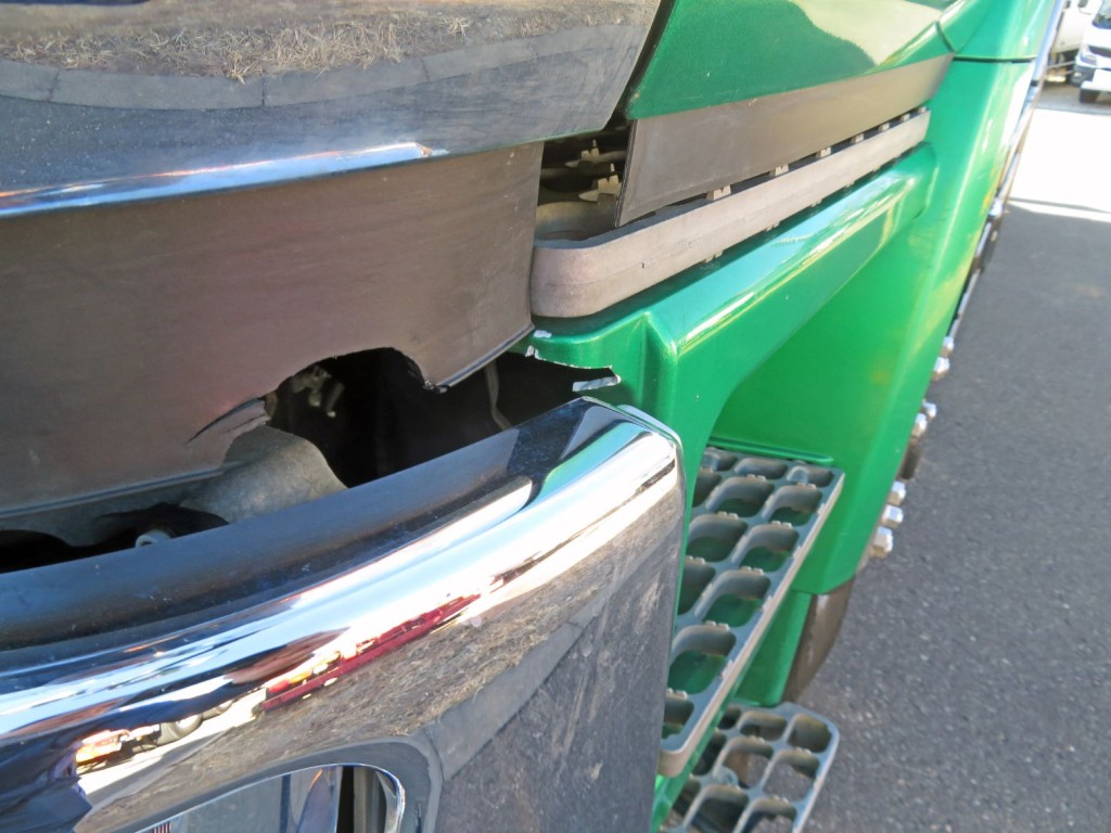 助手席側ステップに割れ・欠けがあります。|三菱 スーパーグレート 2KG-FV70HXの写真74