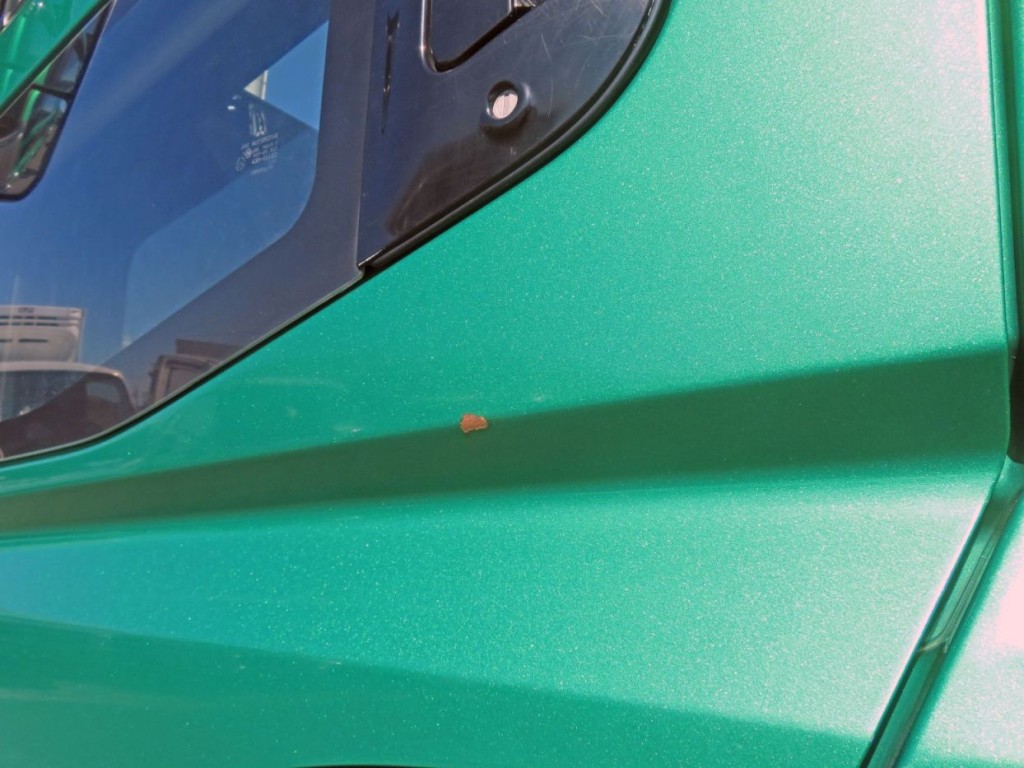 助手席側ドアに小さいキズ・サビがあります。|三菱 スーパーグレート 2KG-FV70HXの写真76