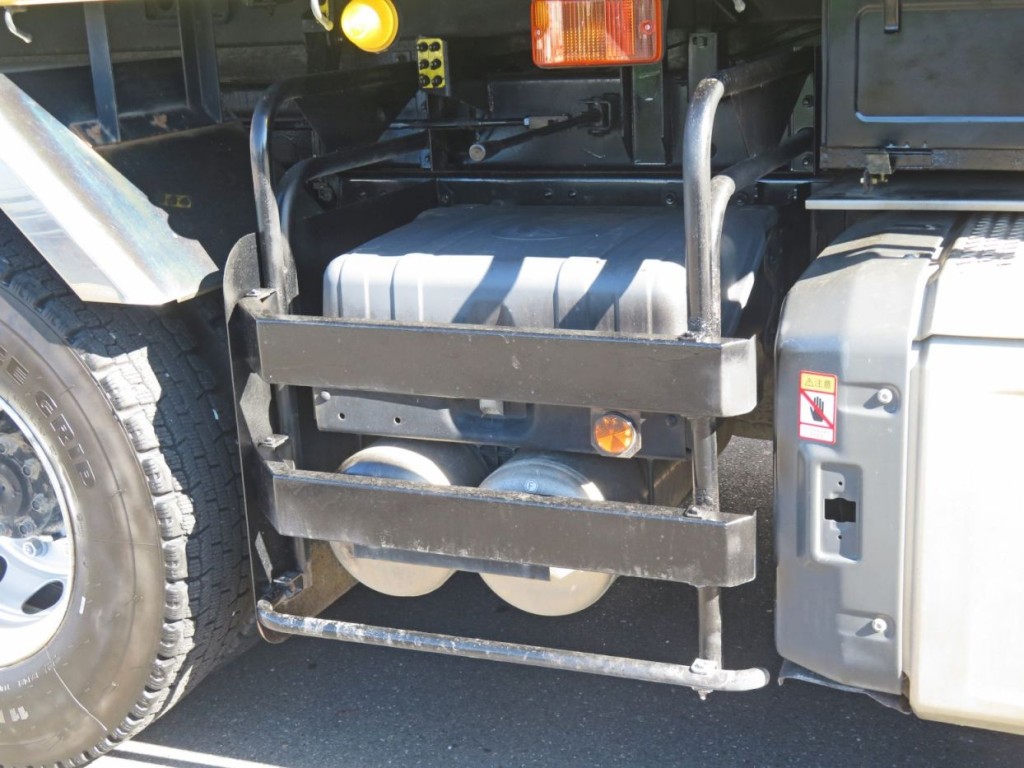 サイドバンパーにサビ・キズがあります。|三菱 スーパーグレート 2KG-FV70HXの写真100