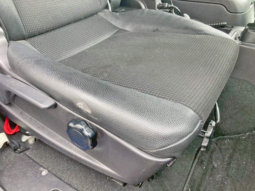 運転席座面にヘタリ・破れがあります。|三菱 ファイター 2KG-FK65FZの写真8