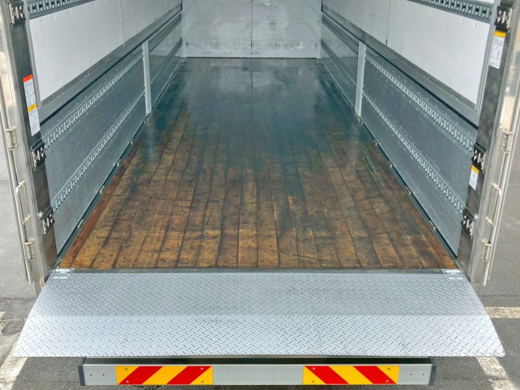 床は板張りです。(渡し板付きです)|三菱 ファイター 2KG-FK65FZの写真11