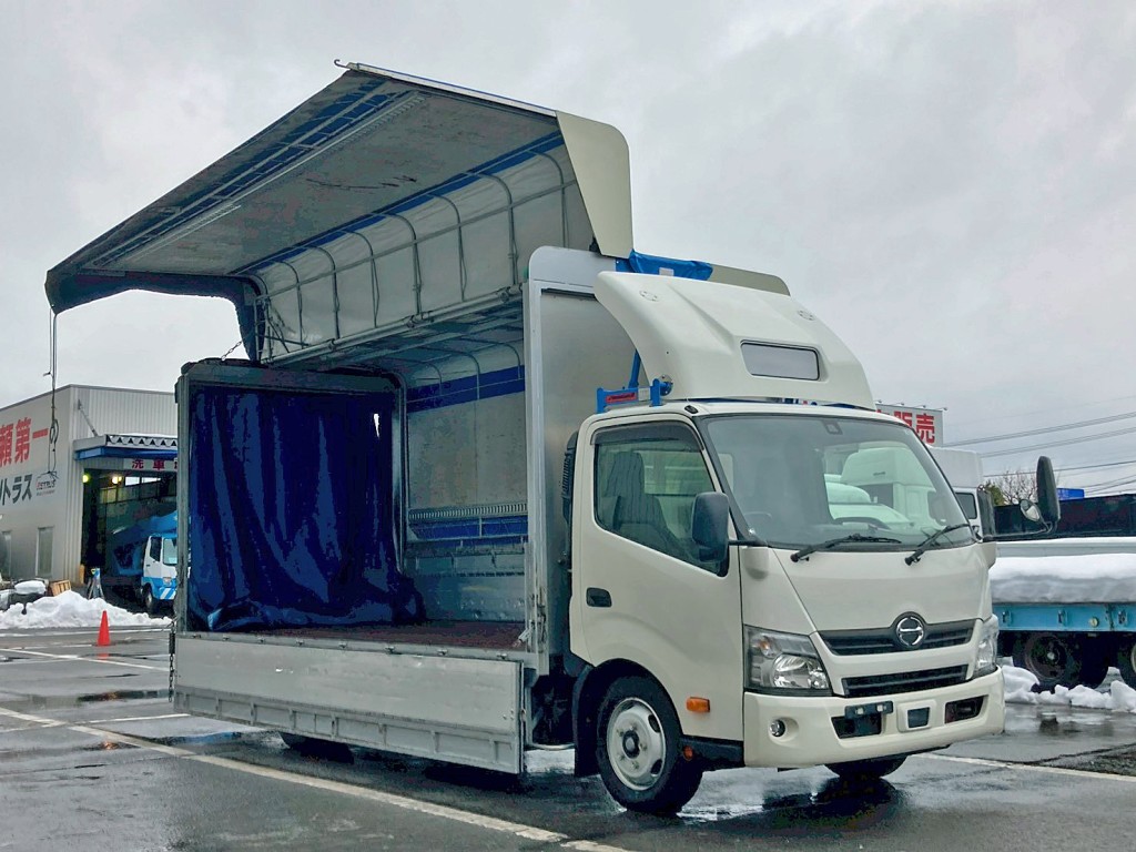 ウイングの開閉は電動式です。|日野 デュトロ TKG-XZU720M(2WD)の写真2