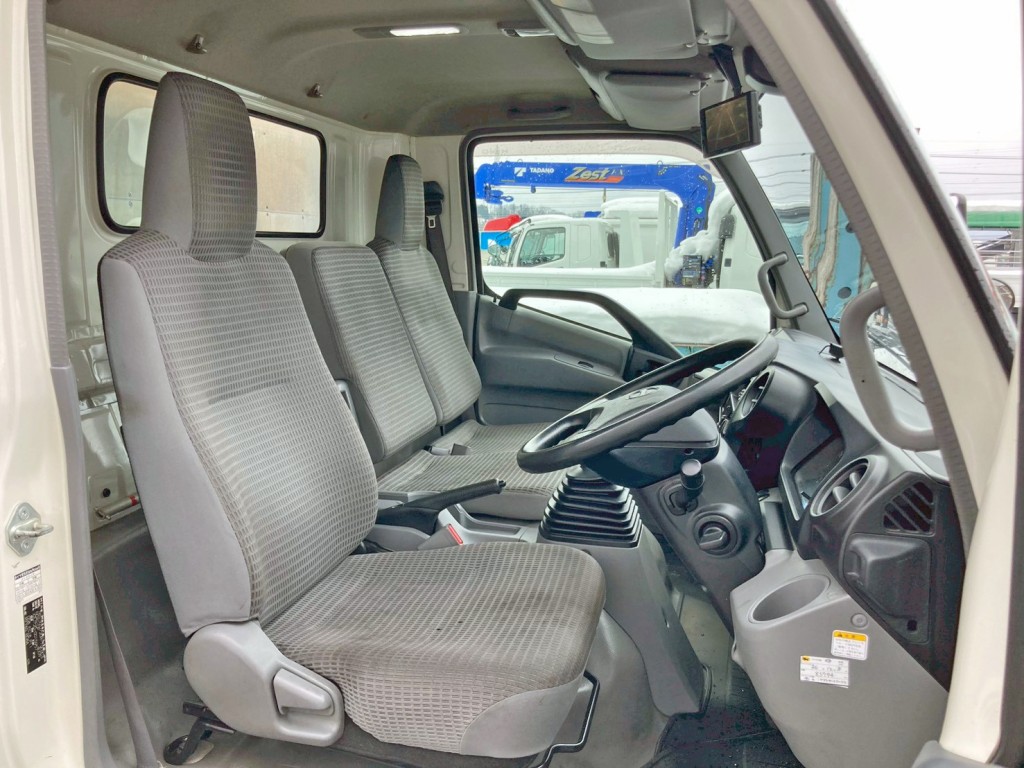 乗車定員は3名です。|日野 デュトロ TKG-XZU720M(2WD)の写真7