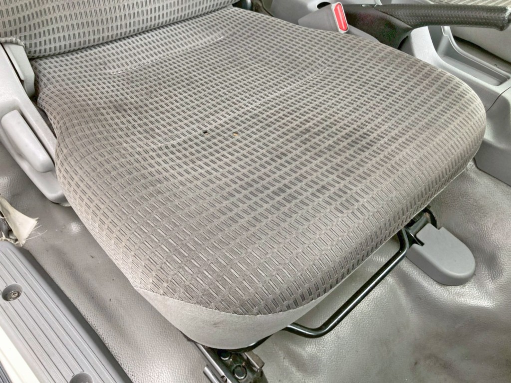 運転席座面にヘタリ・穴あきがあります。|日野 デュトロ TKG-XZU720M(2WD)の写真8