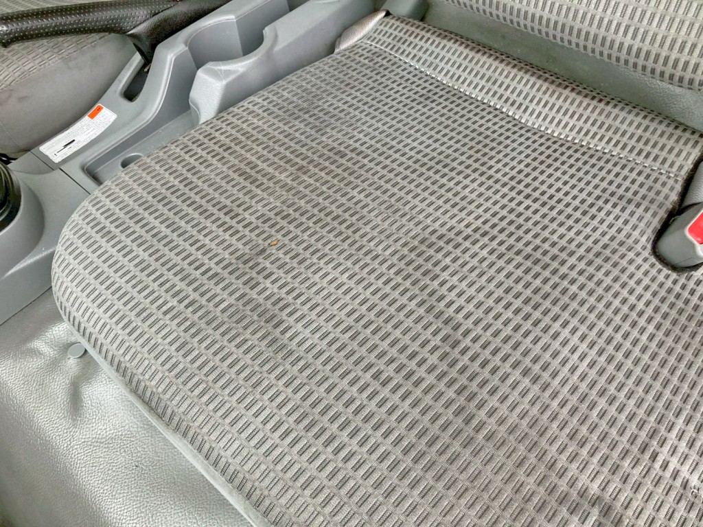 中央座面に穴あきがあります。|日野 デュトロ TKG-XZU720M(2WD)の写真9