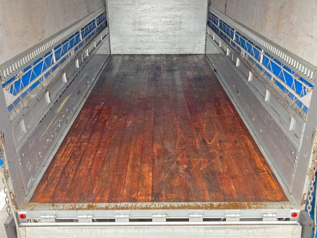 床は板張りです。|日野 デュトロ TKG-XZU720M(2WD)の写真16