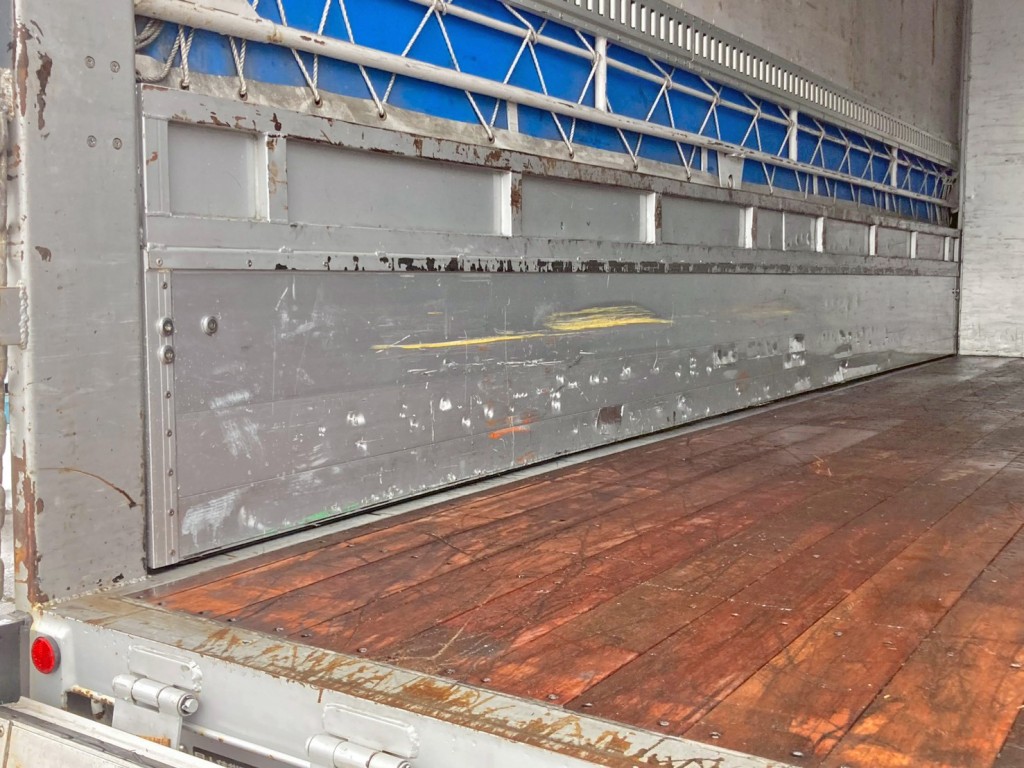 助手席側アオリ内側の所々にヘコミ・割れがあります。|日野 デュトロ TKG-XZU720M(2WD)の写真17