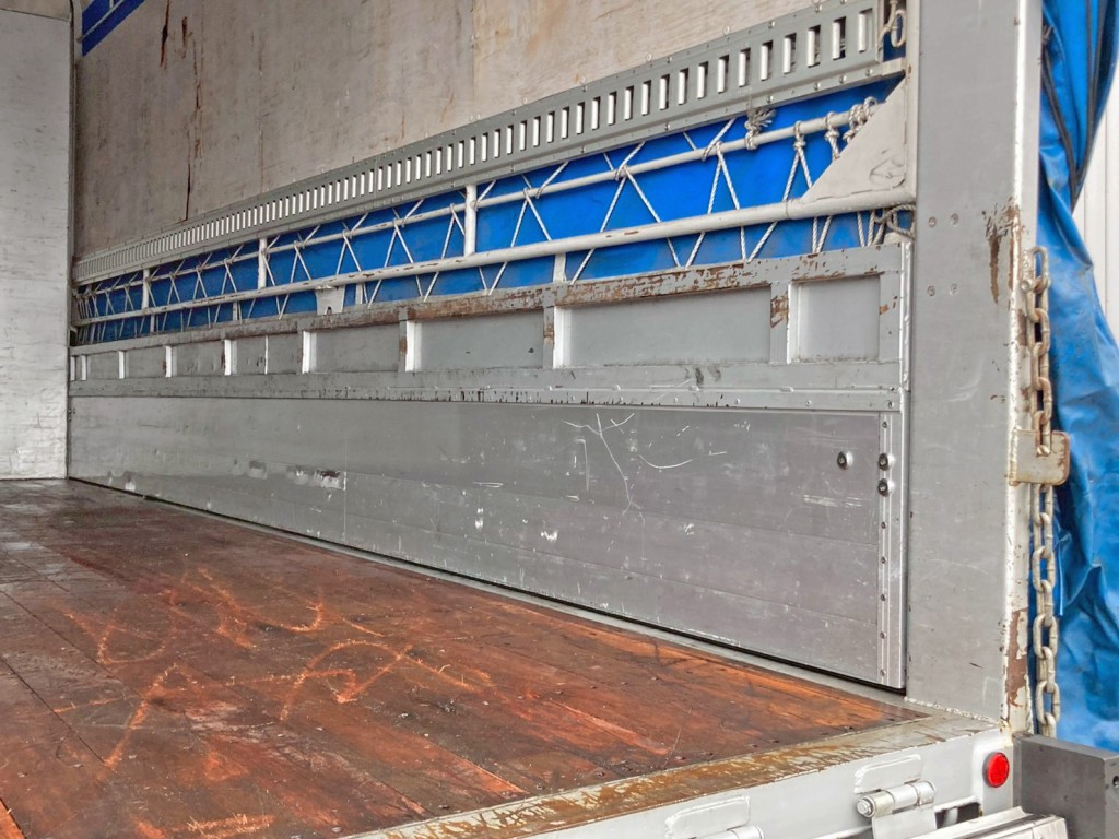 運転席側アオリ内側の所々にヘコミ・割れがあります。|日野 デュトロ TKG-XZU720M(2WD)の写真18