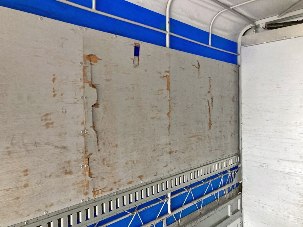 助手席側ウイング羽根前方のコンパネ板に割れがあります。|日野 デュトロ TKG-XZU720M(2WD)の写真19