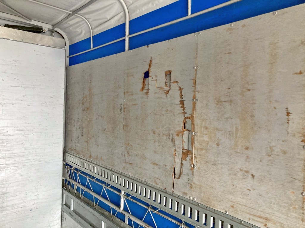 運転席側ウイング羽根前方のコンパネ板に割れがあります。|日野 デュトロ TKG-XZU720M(2WD)の写真20