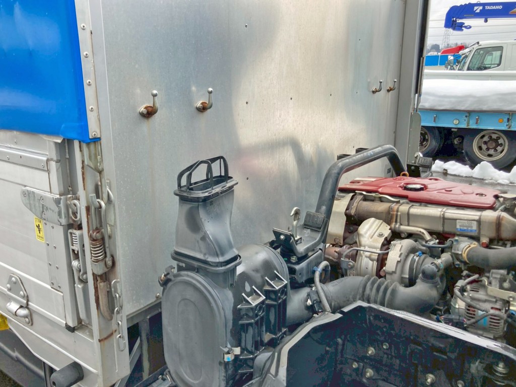 前壁左右下部にフックが付いています。|日野 デュトロ TKG-XZU720M(2WD)の写真22