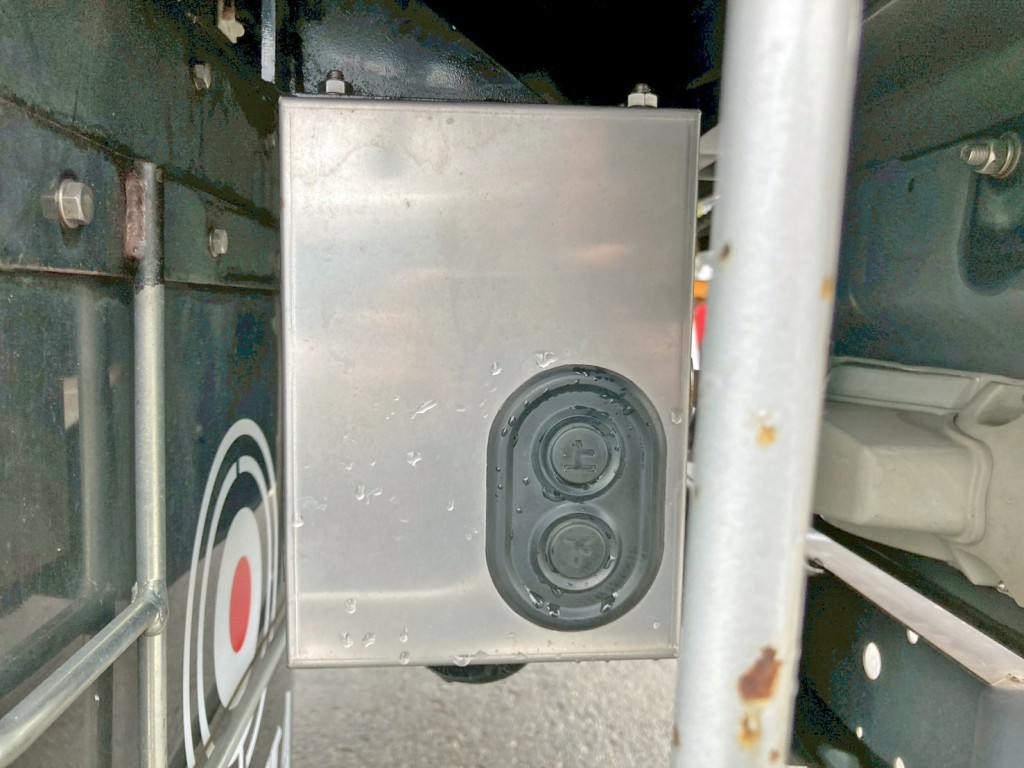 ウイングの開閉スイッチです。|日野 デュトロ TKG-XZU720M(2WD)の写真23
