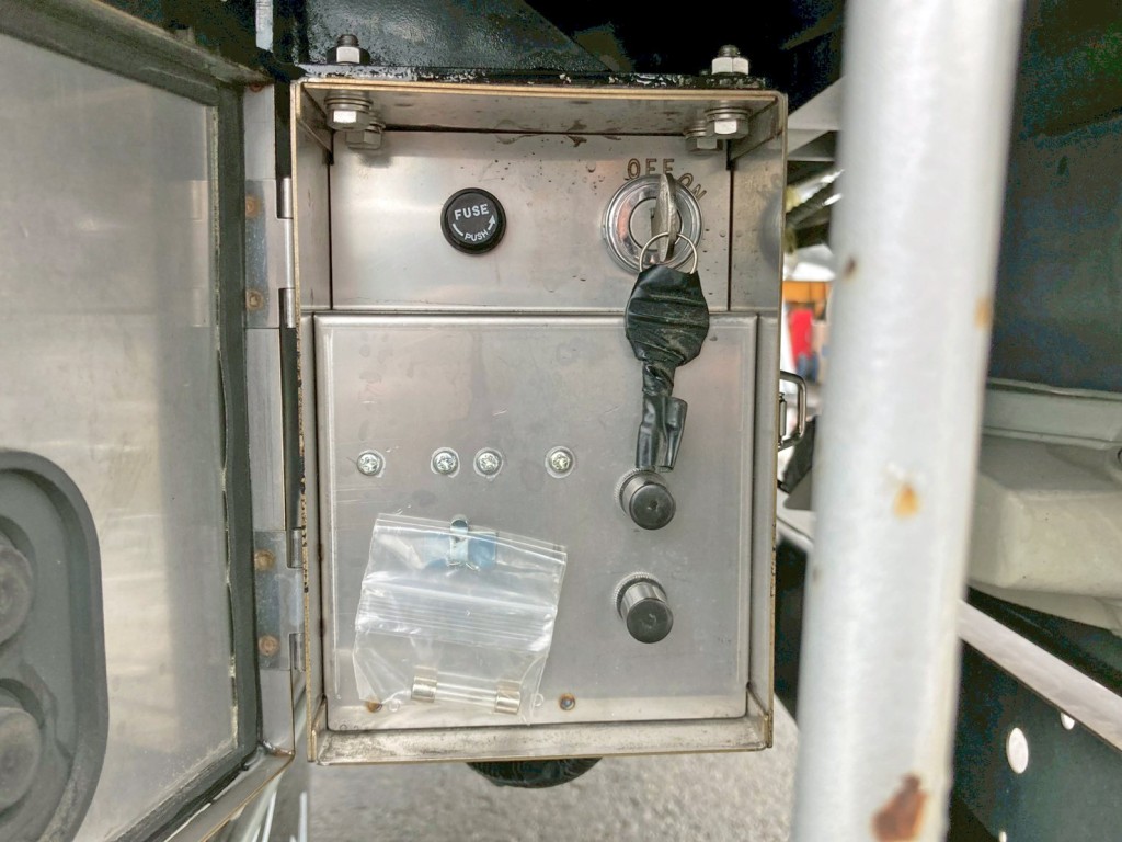 ウイング開閉のメインスイッチです。(左右独立しておりそれぞれスイッチの入切が必要です)|日野 デュトロ TKG-XZU720M(2WD)の写真24