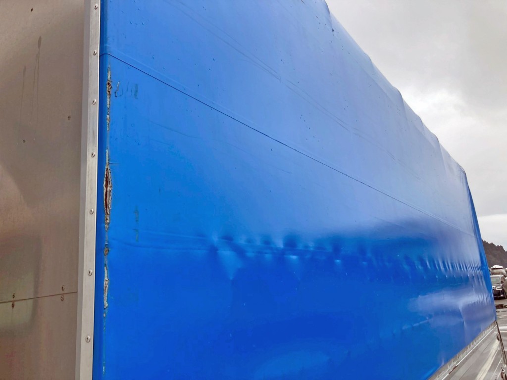 助手席側ウイング羽根前方のシートに破れがあります。|日野 デュトロ TKG-XZU720M(2WD)の写真25