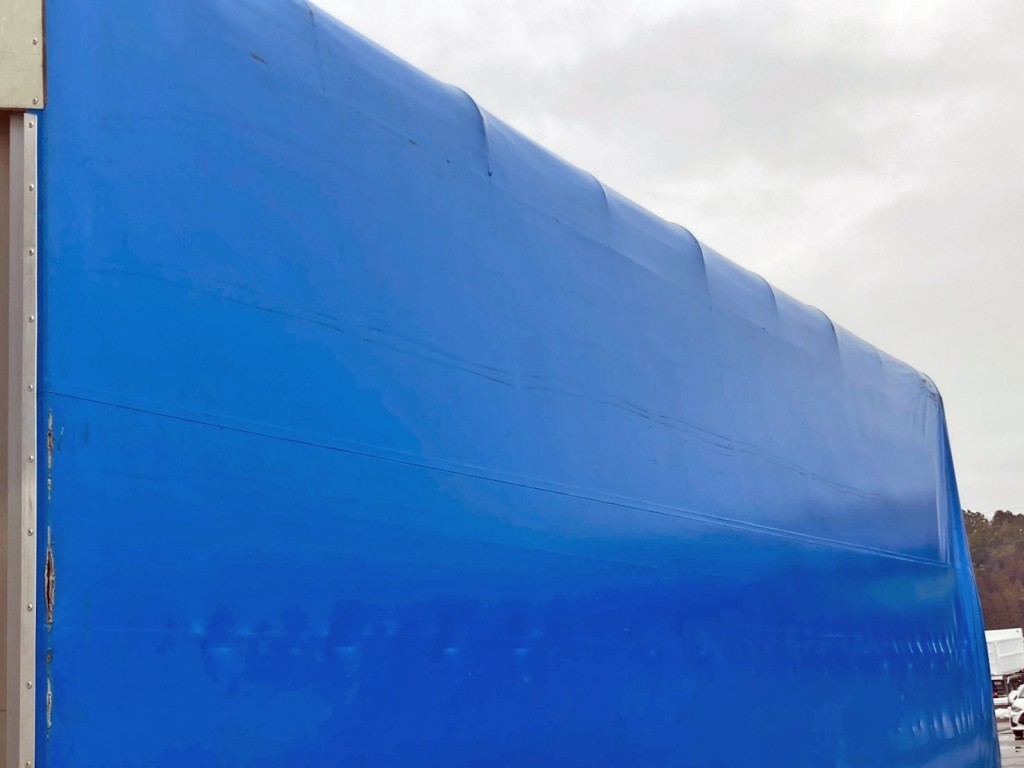 助手席側ウイング羽根の前方から後方まで引きキズがあります。|日野 デュトロ TKG-XZU720M(2WD)の写真26