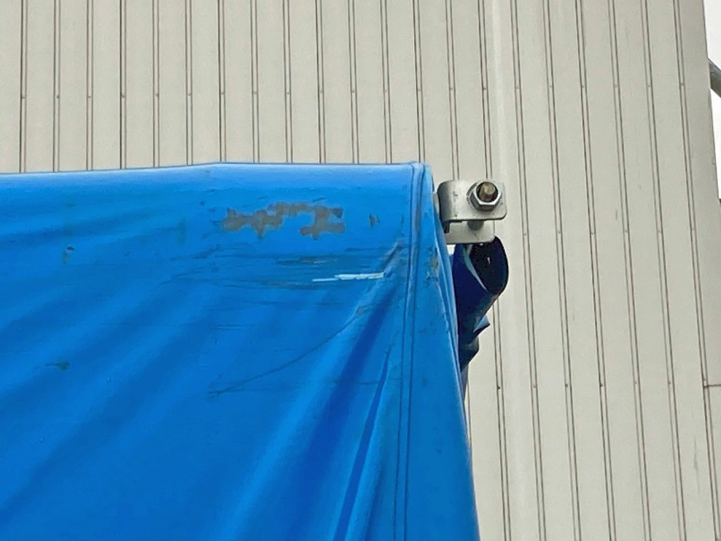 助手席側ウイング羽根後方上部に引きキズがあります。|日野 デュトロ TKG-XZU720M(2WD)の写真27