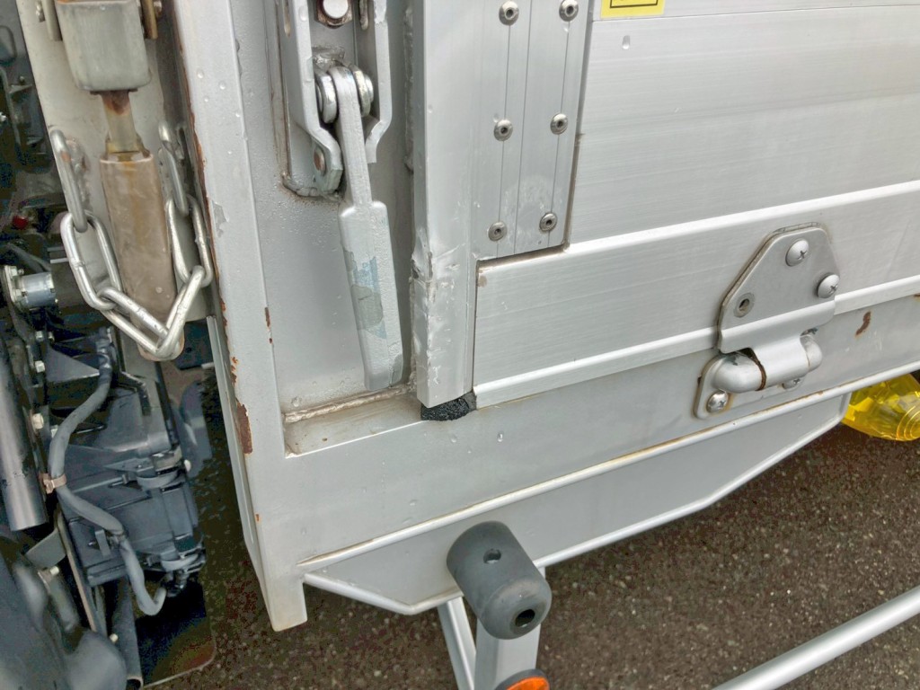 助手席側アオリ前方に少々曲がりがあります。|日野 デュトロ TKG-XZU720M(2WD)の写真29